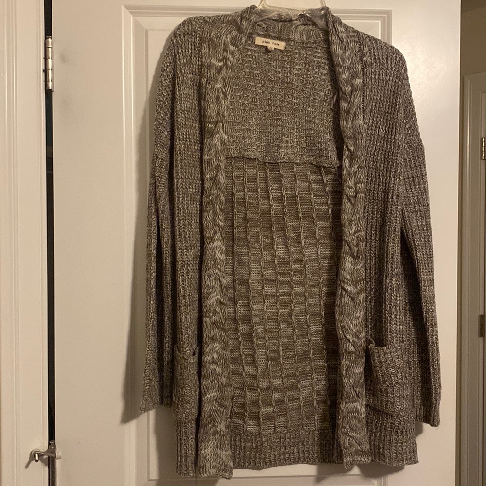 Size M, brown cable knit short cardigan.